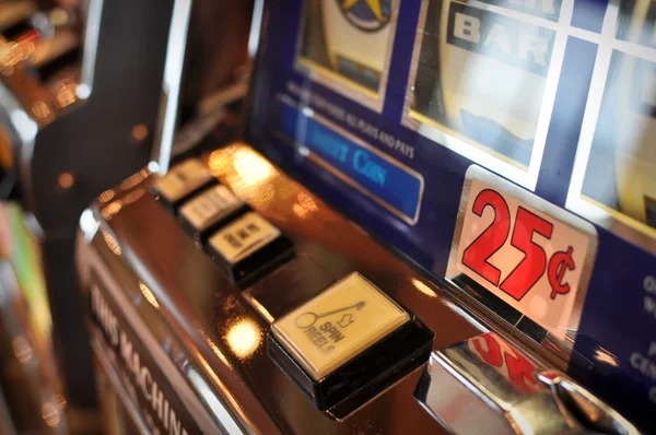 b9998 মোবাইল অ্যাপ্লিকেশন ইন্টারফেস, ক্রিকেট বেটিং এবং লাইভ ক্যাসিনো গেম দেখাচ্ছে